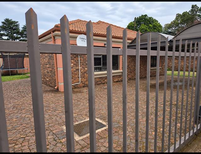 2 BEDROOM FREEHOLD TO LET IN KOOKRUS